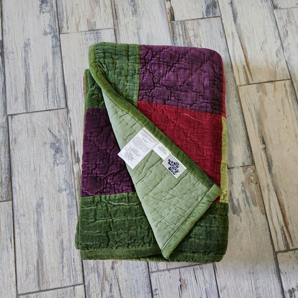 Quilt The Company Store TWIN 69 X 85 Green Square Patches Soft Touch NWOT - Picture 1 of 7